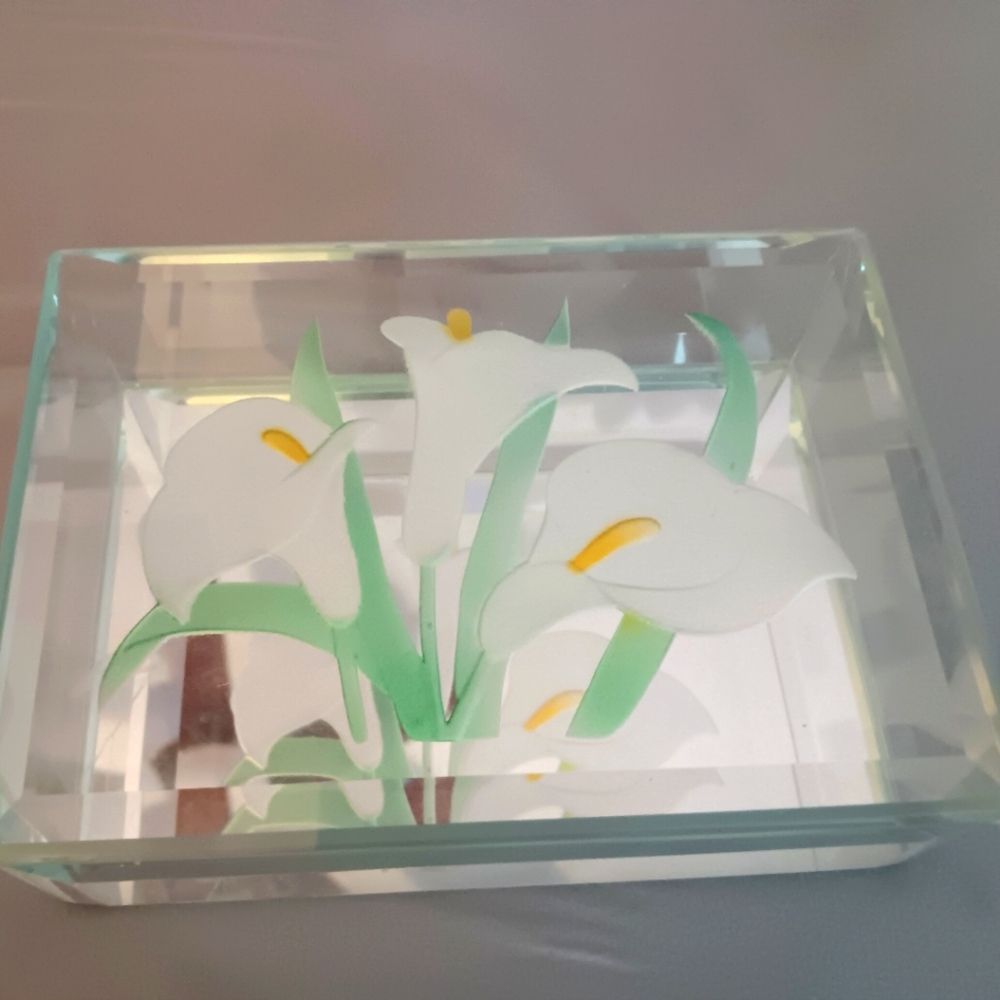 Glass jewelry box,  lily design